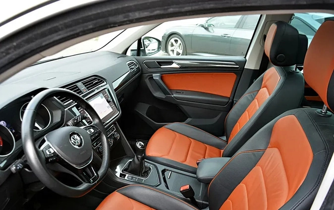 Volkswagen Tiguan cena 89700 przebieg: 171750, rok produkcji 2018 z Warka małe 667